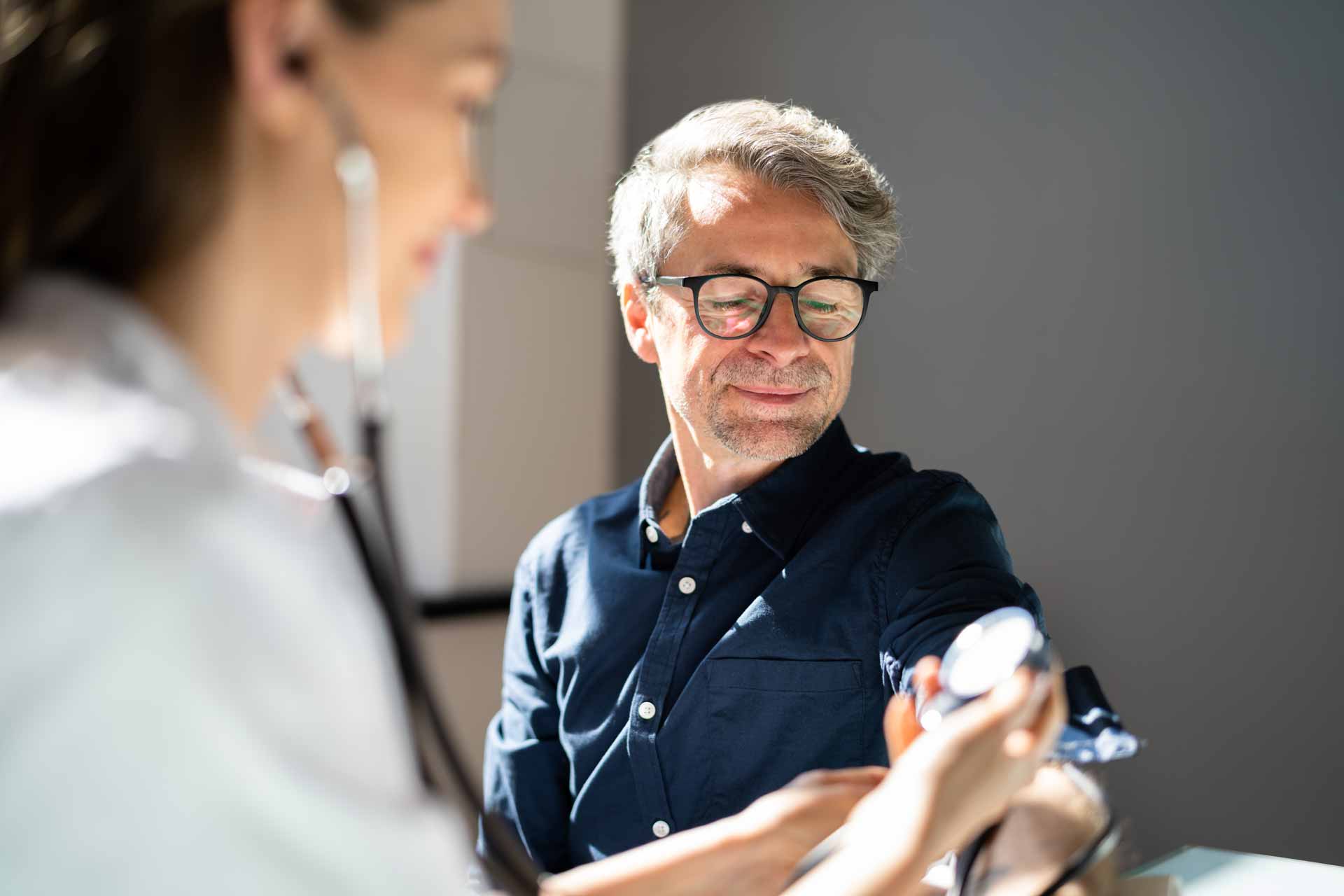 Healthcheck - Man getting blood pressure checked