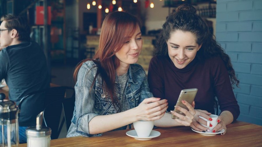 2 friends catching up for a coffee